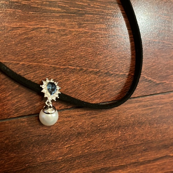 Chocker - Picture 2 of 5